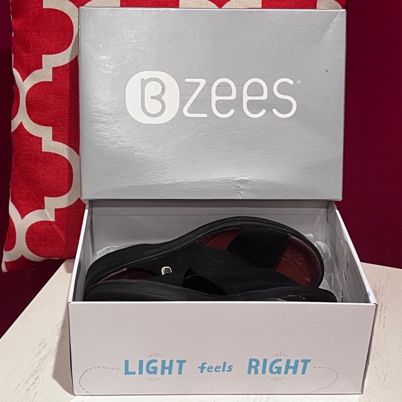 Bzees Black Women's Sandals - Picture 8 of 8